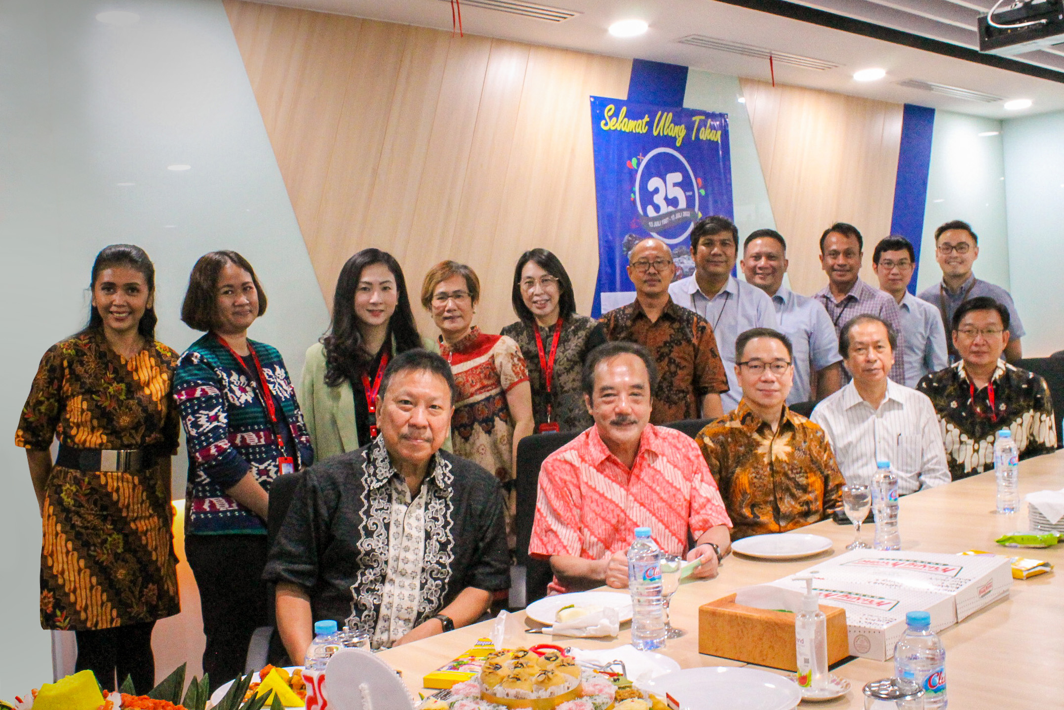 HUT 35 Indorent Foto Bersama